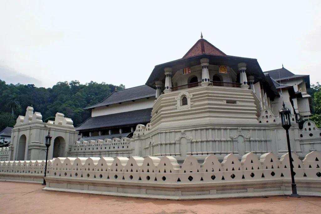 Dalada-Maligava-tooth-Buddha-Sri-Lanka-Kandy